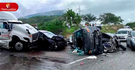 Tráiler se queda sin frenos en la Autopista del Sol y provoca fuerte