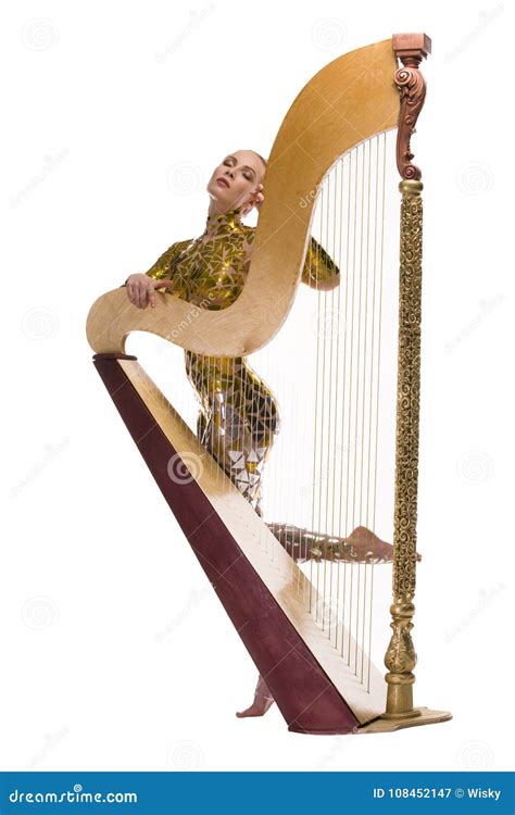 Blonde Nue Avec Le Bodyart De Bande D Or Et Une Vue D Harpe Image Stock