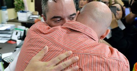 Casal Gay Oficializa Uni O Ap S Pris O De Escriv No Kentucky Estad O