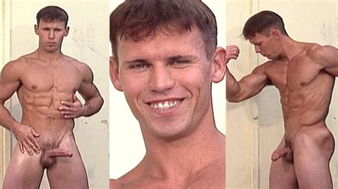 DAVE D YOUNG NAKED STUD FLEXES WITH A HARD ON Vidéos Porno Gratuites Gay YouPorn Français