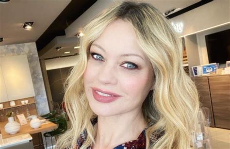 Anna Falchi La FOTO Con Il Dito Alla Mano E Scollatura Hot Shhh Zitti E