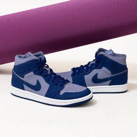 【国内8月30日発売予定】ナイキ ウィメンズ エアジョーダン 1 ミッド SE アイアン パープル/ディープ ロイヤル ブルー-ホワイト ...