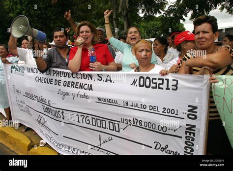 Simpatizantes y María Fernada C esposa del ex presidente nicaragüense