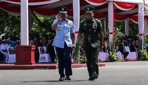 Photo Resmi Gatot Nurmantyo Serahkan Jabatan Panglima Tni Ke Marsekal