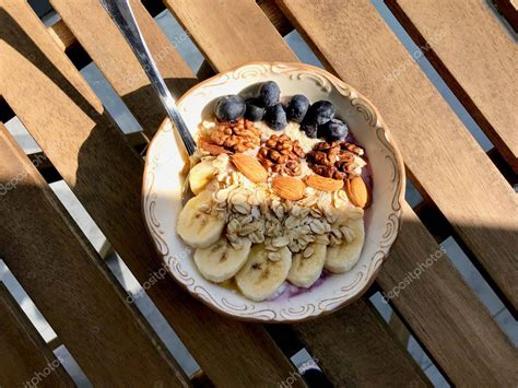 Taz N De Acai Con Yogur Mora Rodajas De Pl Tano Nuez Miel