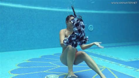 Sazan Cheharda Super Hot Teen Underwater Nude