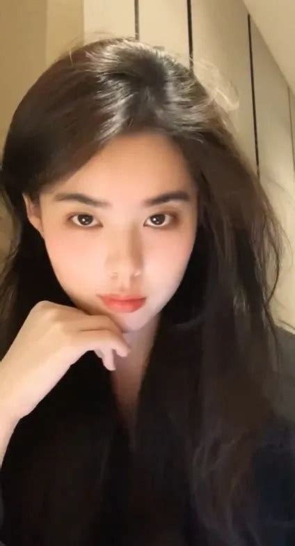 Hot girl mạng 23 tuổi gây sốt khi sở hữu nhan sắc bản sao y bản chính của mỹ nhân Vương Tổ