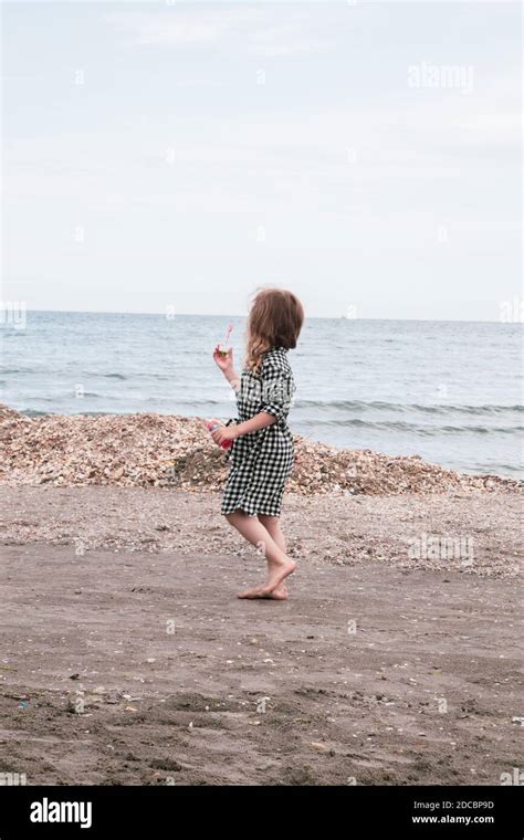 Heureuse Petite Fille Blonde Banque De Photographies Et Dimages Haute R Solution Alamy