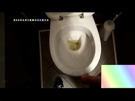 Ziopaperone2020 Orina en el baño del bar XVIDEOS