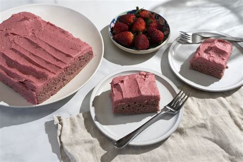 Strawberry Cake with Strawberry Frosting – Recette Magazine