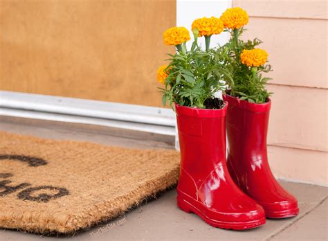 17 Super Creative Ideas To Repurpose Rain Boots Into Planters