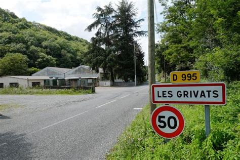 Un piéton percuté par une voiture et retrouvé mort sur une route à