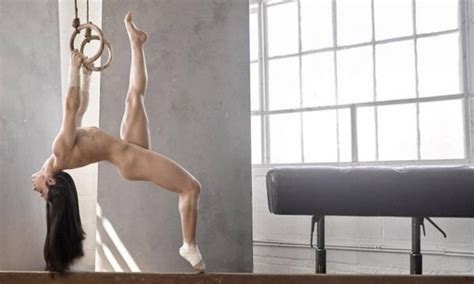 V N Ng Vi N H Ng U N C M Khoe H Nh Th Tuy T V I Trong B Nh Nude C