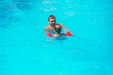 Ayah Dan Anak Berenang Bersama Di Kolam Renang Foto Stok Unduh Gambar