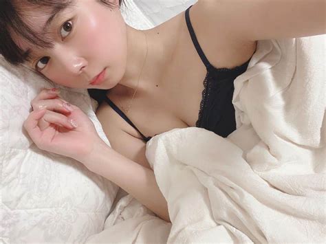 佐藤夢さんのインスタグラム写真 佐藤夢instagram「髪の毛乾かしてたら ほっぺ赤くなっちゃった☺️ じゃあ。先にベッドで待っ