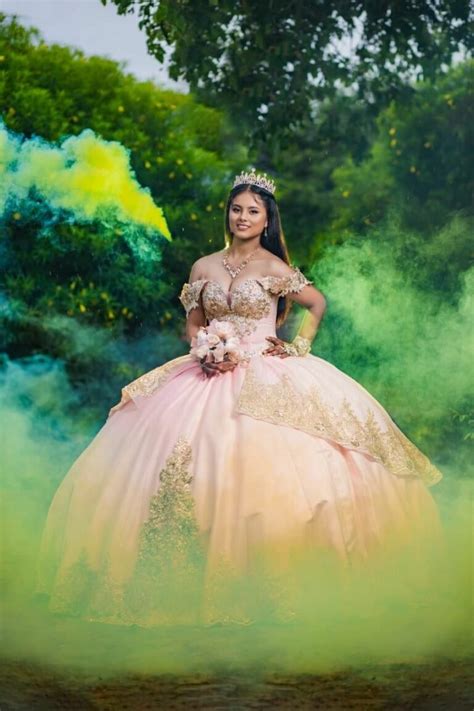 Vestido de 15 años color rosa nude con aplicaciones guipur y pedrería doradas Mechita Collection