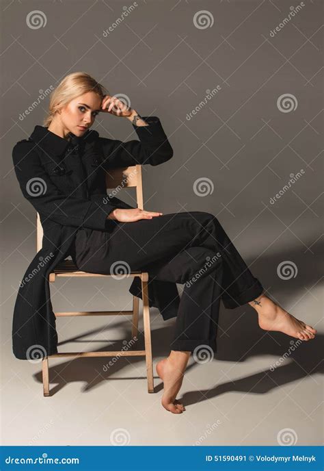 Schoonheids Blonde Vrouw Op Stoel Stock Afbeelding Image Of Gezicht N