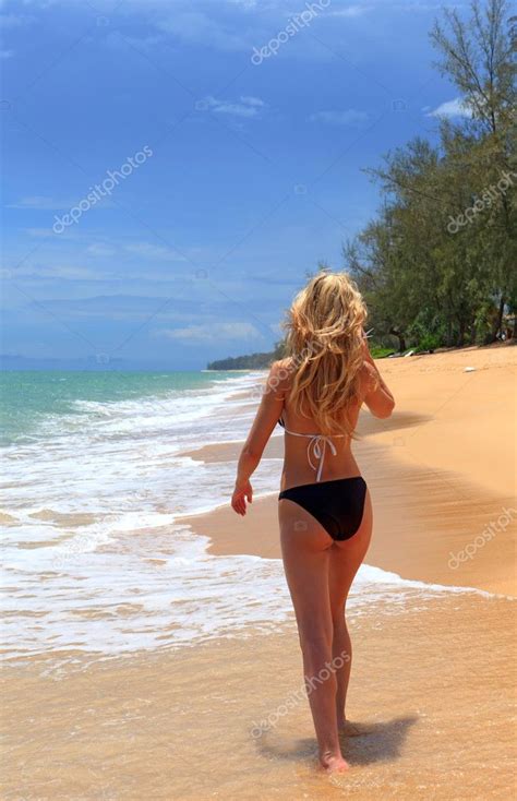 Mujer Bonita En Bikini Y Gafas Fotograf A De Stock Angelp