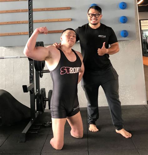 Trai tài gái sắc Hot boy thể hình gánh tạ trên đôi chân nhân tạo