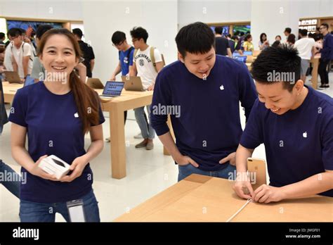 Apple Store Employee Helping Hi Res Stock Photography And Images Alamy