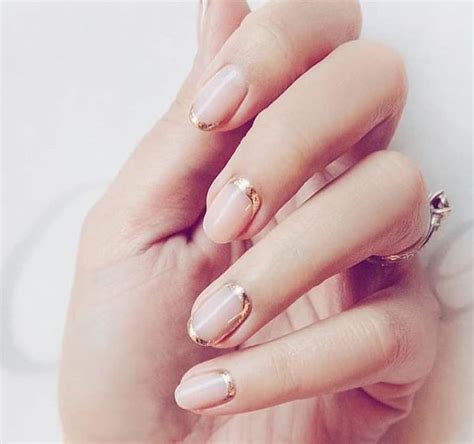 Unghie Sposa Naturali Il Nude Sulle Mani Elegante E Di Tendenza