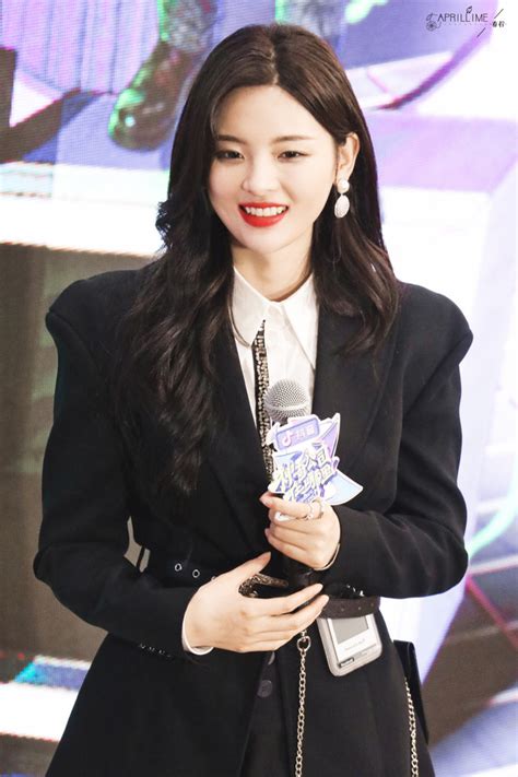 Địch Lệ Nhiệt Ba hot nhất đêm nay Sexy ngút ngàn dù kín từ đầu tới chân lấn át cả Dương Siêu