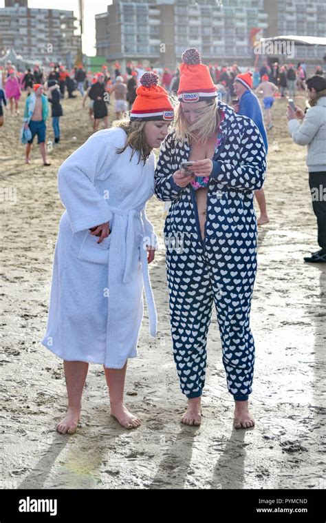 Mutter tochter bikini Fotos und Bildmaterial in hoher Auflösung Alamy