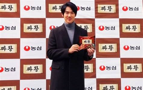 Yoo Yeon Seok Holds Fan Autograph Signing Event At The Black Noodles