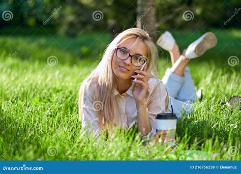 Sexy Blonde Frau Sprechen Auf Dem Handy Und Liegen Auf Wiese Stockfoto Bild von träumen gras