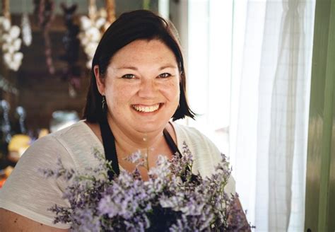 Premium Photo Florist Holding A Bouquet Of Caspia Flowers