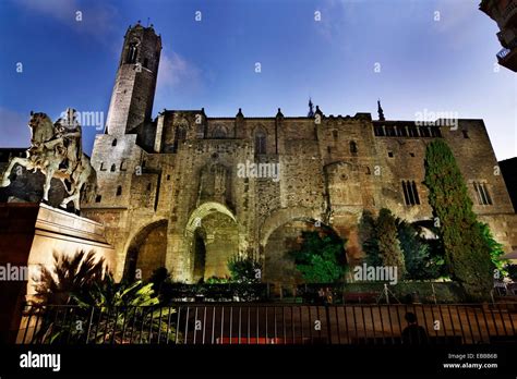 La Estatua Ecuestre De Ramón Berenguer Iii Murallas Romanas La