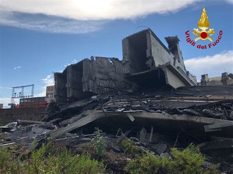 Genova Il Crollo Del Ponte Morandi 39 Morti E 16 Feriti Si Continua