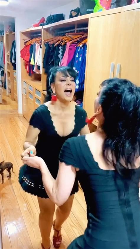 Maribel Guardia En Bikini Y Bailando Con Su Reflejo As Supera Los D As De Encierro En La