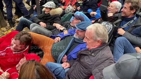 A Montmartre Expulsion Des Boulistes Du Club De P Tanque Vid O