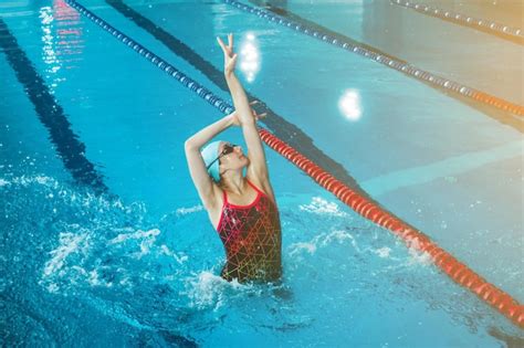 menina sincronizada fazendo truques na piscina esportes de natacao