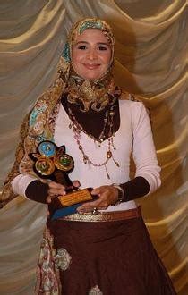 7 Hot Sexy Hanan Tork Bikini Pics