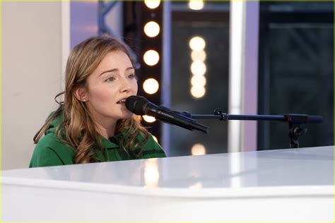 Contestant Emmy Russell Surprises American Idol Judges By Revealing