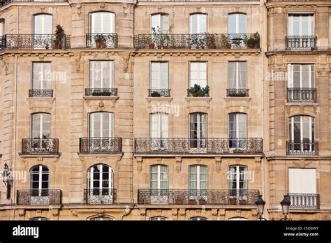 France Paris Haussmann Type De Bâtiment Façade Sur Lile Saint Louis