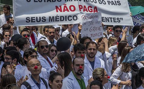 Em Greve M Dicos Protestam Por Reajuste Na Sede Do Governo Alckmin