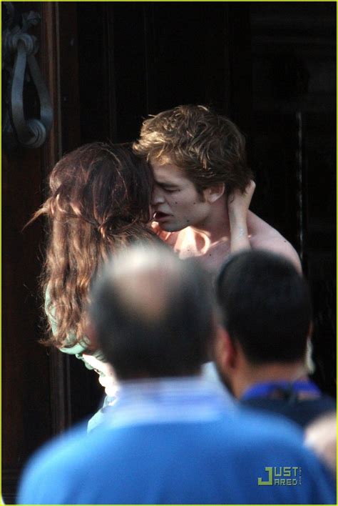 Robert Pattinson Kristen Stewart New Moon Kiss Photo 1948881