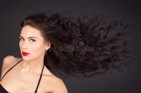 Une Belle Femme De Brunette Image Stock Image Du Regarder Beau 24350279