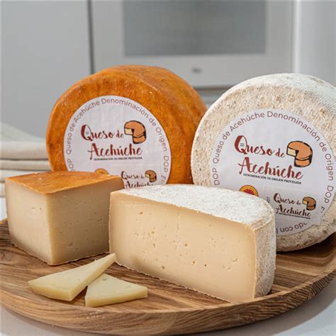 Queso de Acehúche DOP es un queso elaborado con leche cruda de cabra