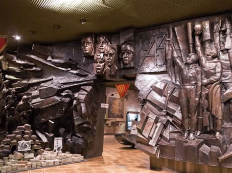 «Курська битва» за 650 тисяч: у Києві демонтують горельєф більшовицької ...