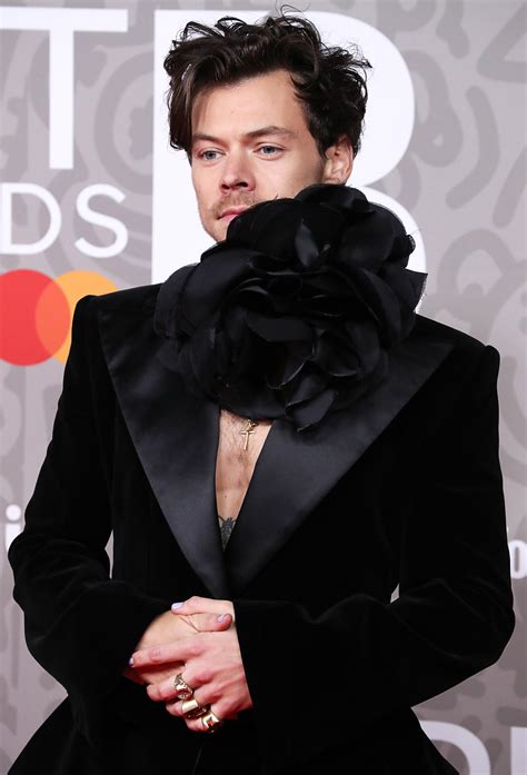 Brit Awards 2023: Harry Styles Wears Suit, Flower Choker | Us Weekly