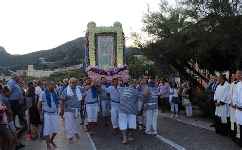 Salerno Torna La Processione Della Madonna Che Viene Dal Mare Il