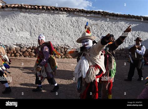 Los Juerguistas Que Visten Trajes Tradicionales Bailan Durante El