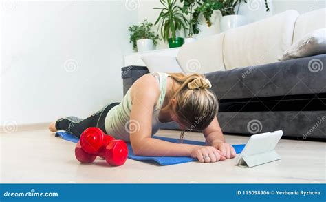 La Jeune Femme Blonde Détendant Après Avoir Fait S exerce Avec L application De Forme Physique
