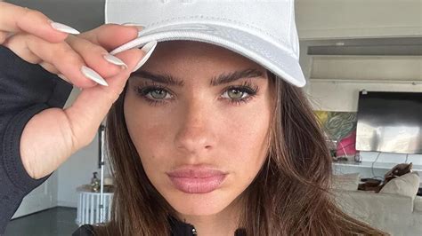 La China Suárez se anima al bikini hilo dental ultra XS en clave lúrex y marca tendencia