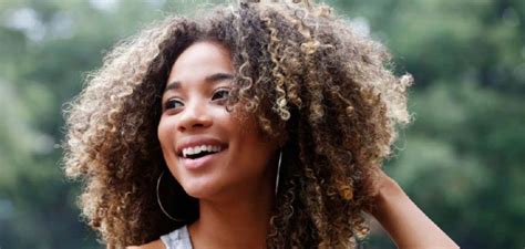 how to keep hair curled in humidity