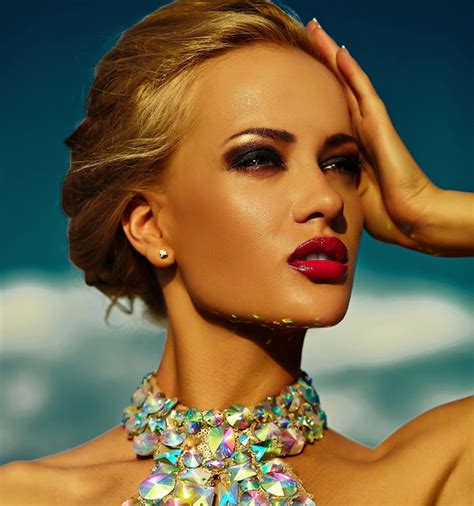 Haute Couture Look glamour Closeup Portrait De La Belle Sexy Blonde élégante Jeune Mannequin